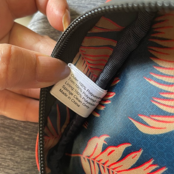 Ted Baker travelling kit - Picture 3 of 4